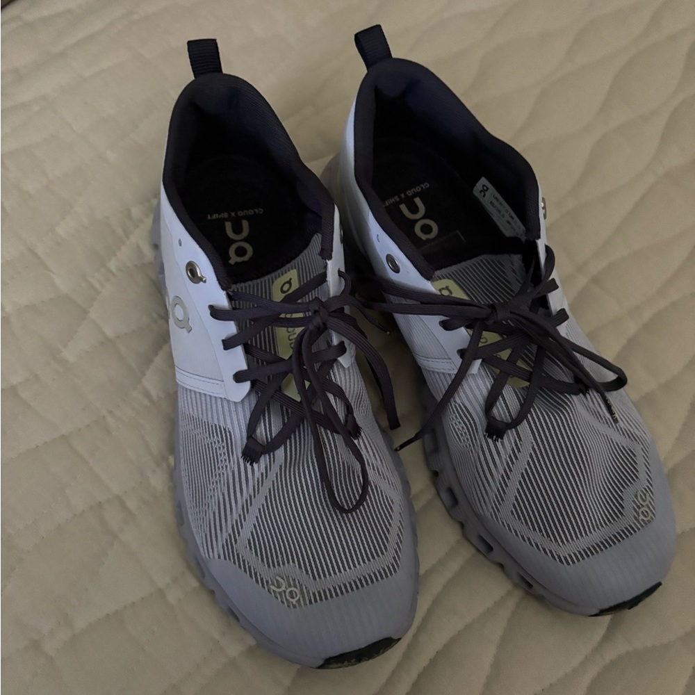 On cloud women’s. Blue mesh toes  7.5 worn 3 times.